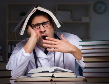 Geceleri üniversite sınavlarına hazırlanan bir tıp öğrencisi.