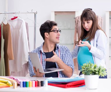 Hamile kadın yeni kıyafet için terziye gidiyor.