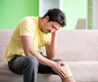 Acıyı dindirmek için biber yapıştıran bir adam.