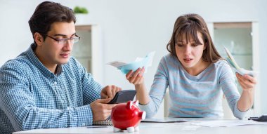 Aile mali belgelerine bakan genç bir çift.