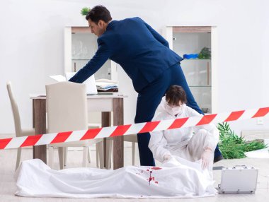 Adli tıp dedektifi suç mahallinde.