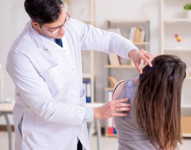 Doktor hastaların eklem esnekliğini kontrol ediyor