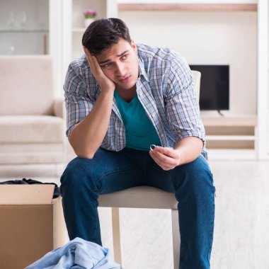 Kadın, aile içi çatışma sırasında erkeği evden çıkartıyor.