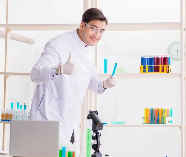 Man student working in chemical lab on experiment — Stock Photo, Image