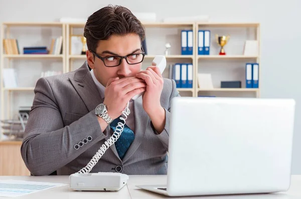 Uomo d'affari che perde informazioni riservate per telefono — Foto Stock