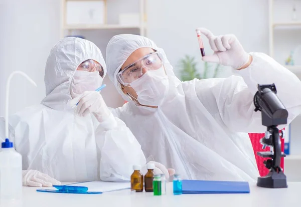 Два вчені працюють в хімічній лабораторії — стокове фото