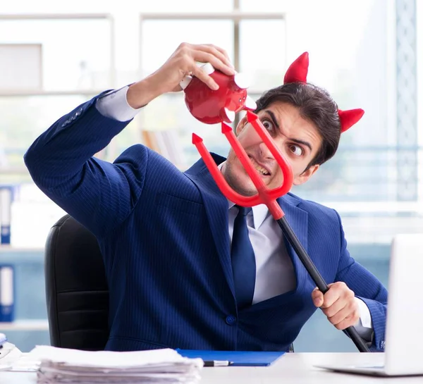 Diable homme d'affaires en colère dans le bureau — Photo