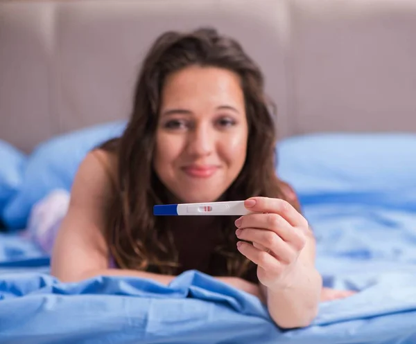 La femme avec les résultats de grossesse test — Photo