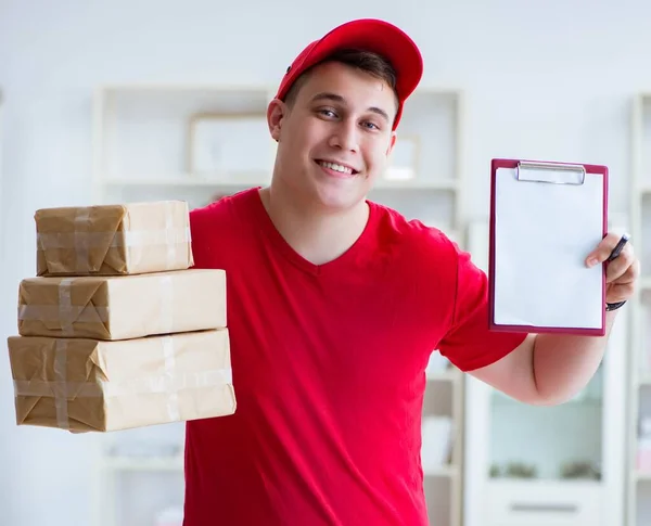 Der Postmann, der ein Paket ausliefert — Stockfoto