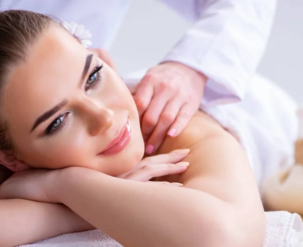 Kvinna under massage session i spa — Stockfoto