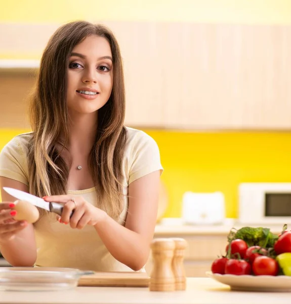 Giovane donna preparare insalata a casa in cucina — Foto Stock