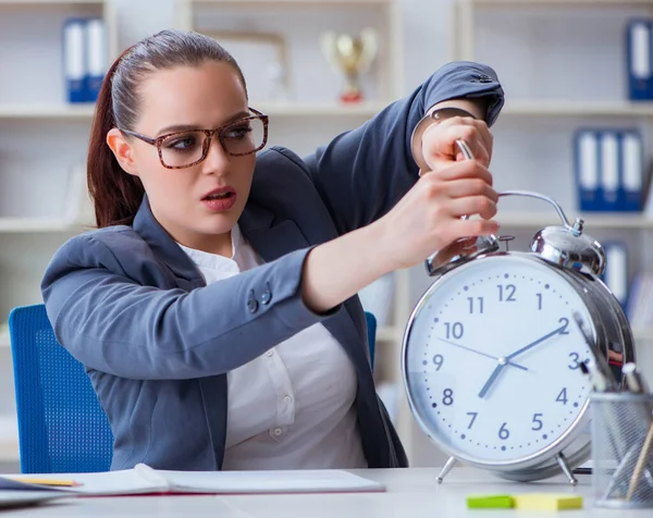 La donna d'affari nel concetto di gestione del tempo — Foto Stock