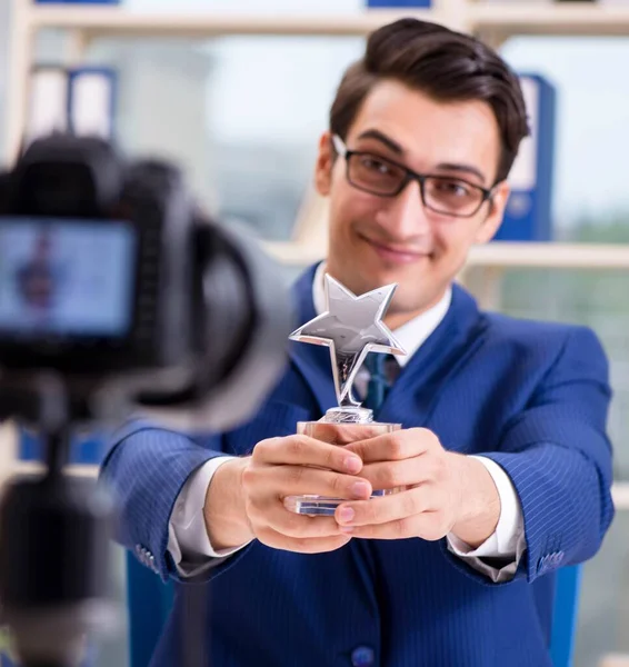 Uomo d'affari che registra un video per vlog — Foto Stock