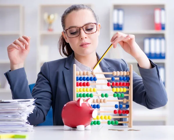 La empresaria en concepto de ahorro de pensiones — Foto de Stock