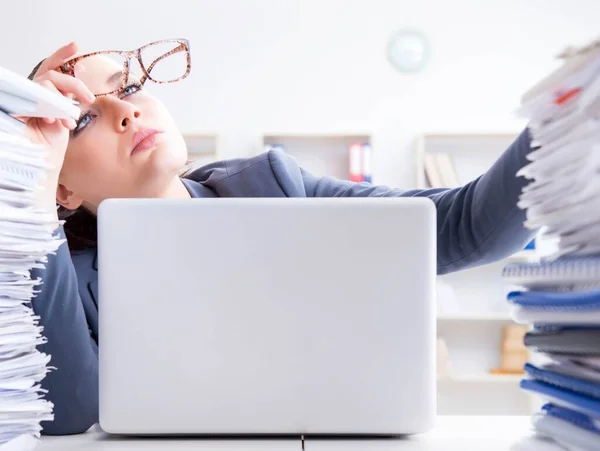 La mujer de negocios cansada con carga de trabajo de papeleo — Foto de Stock