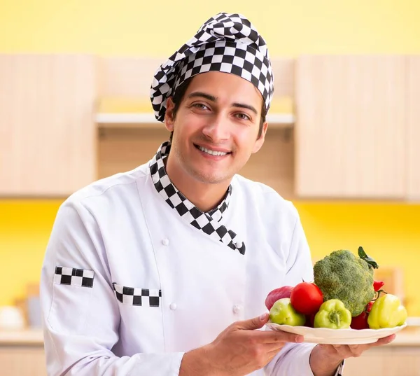 Joven cocinero profesional preparando ensalada en casa —  Fotos de Stock