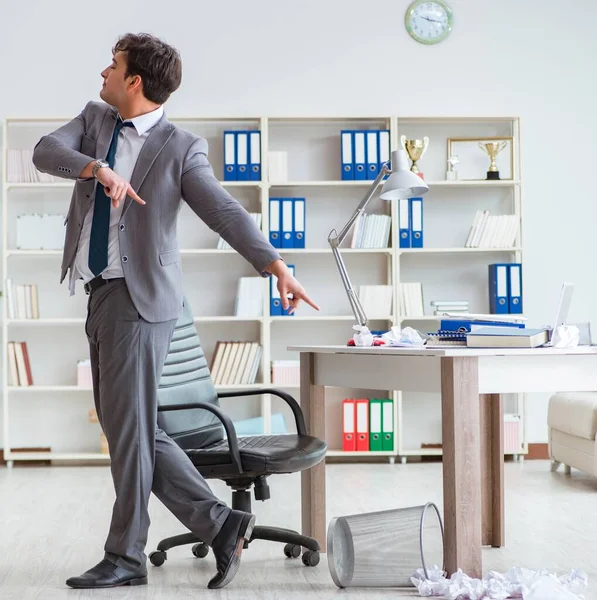 El empresario se divierte tomando un descanso en la oficina en el trabajo —  Fotos de Stock