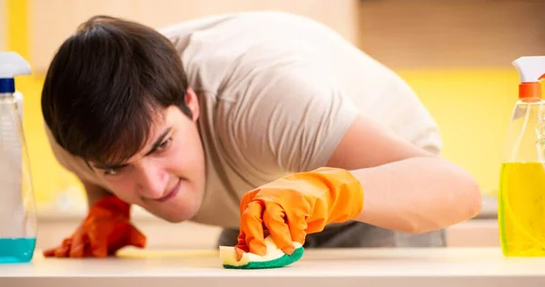 Uomo singolo pulizia cucina a casa — Foto Stock