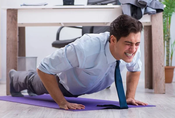 Empresario haciendo deportes en la oficina durante el descanso — Foto de Stock