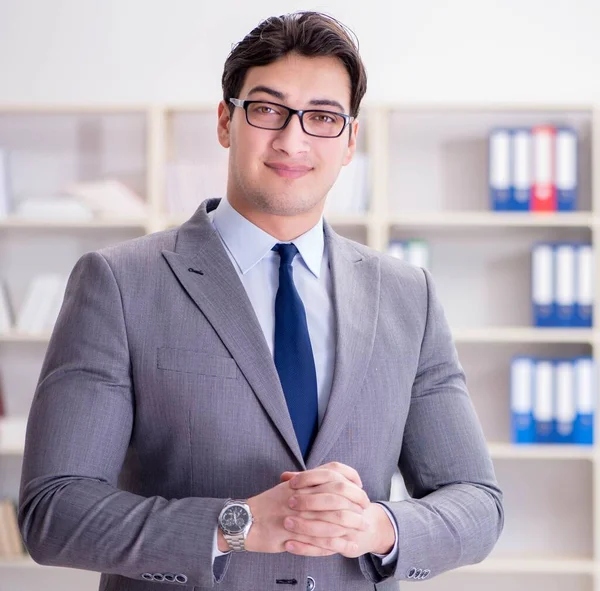 De jonge zakenman die op kantoor werkt — Stockfoto