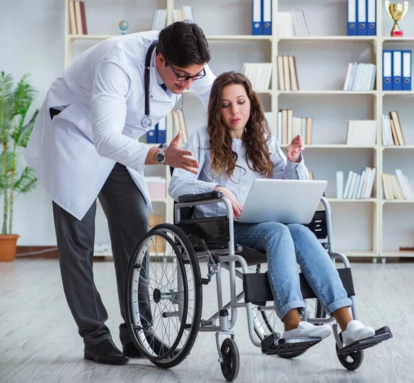 Tekerlekli sandalyedeki hasta düzenli kontrol için doktoru ziyaret ediyor.
