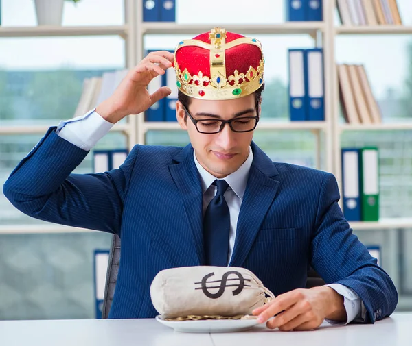 Ofisinde para çantası olan bir iş adamı.