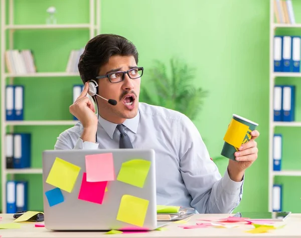 Jeune opérateur de bureau d'assistance travaillant dans le bureau avec de nombreux conflits — Photo