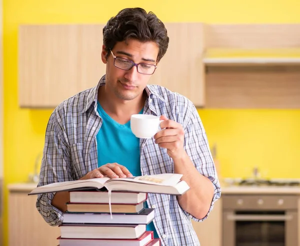 Student bereitet sich auf Prüfung in der Küche vor — Stockfoto