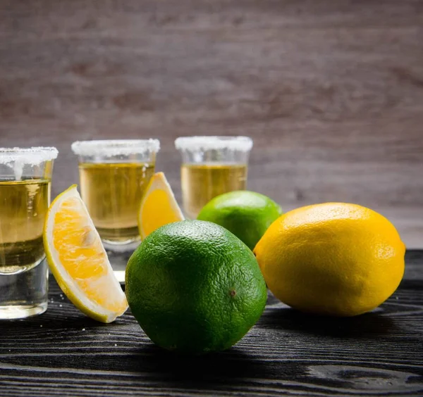 Bevanda di tequila servita in bicchieri con lime e sale — Foto Stock