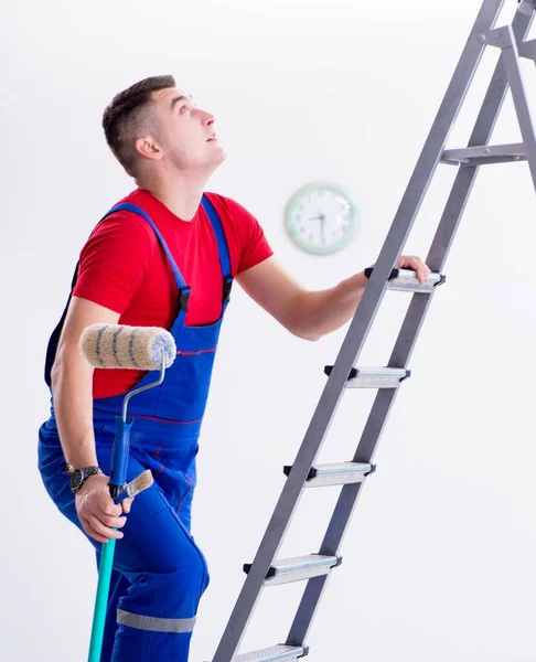 Mannelijke schilder bereidt zich voor op schilderwerk op bouwplaats — Stockfoto
