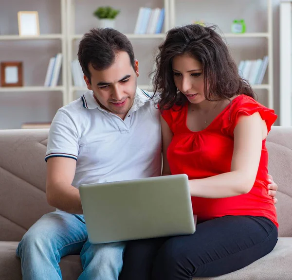 Den unga par familj väntar ett barn — Stockfoto