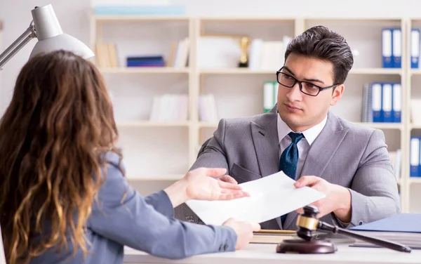 Abogado discutiendo caso legal con cliente — Foto de Stock