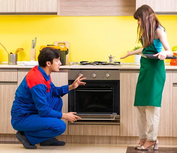 Женщина с подрядчиком на кухне обсуждают ремонт — стоковое фото