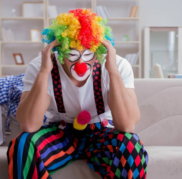 De dronken clown viert thuis een feestje. — Stockfoto