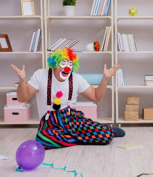 Pijany klaun świętuje przyjęcie w domu. — Zdjęcie stockowe