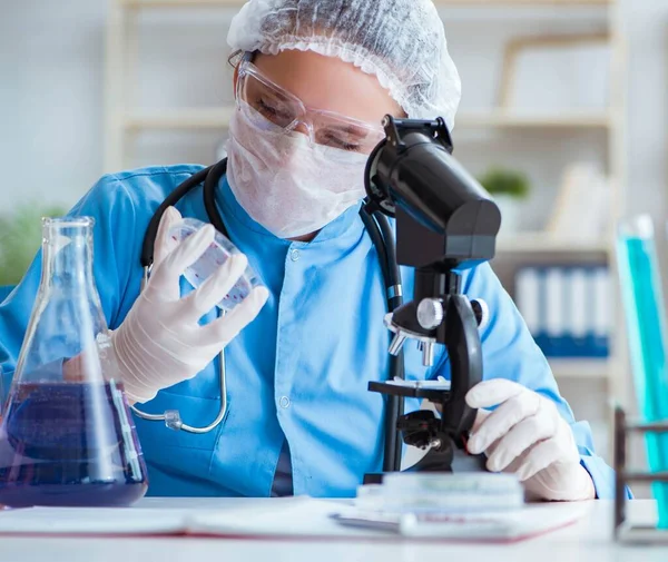 De vrouwelijke wetenschapper doet experimenten in het laboratorium — Stockfoto