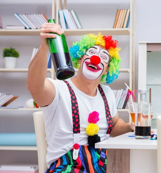 Sarhoş palyaço evde parti veriyor.