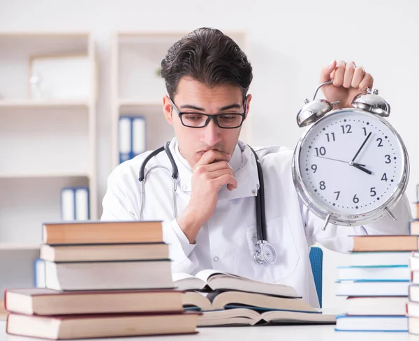 Estudante de medicina a ficar sem tempo para exames — Fotografia de Stock