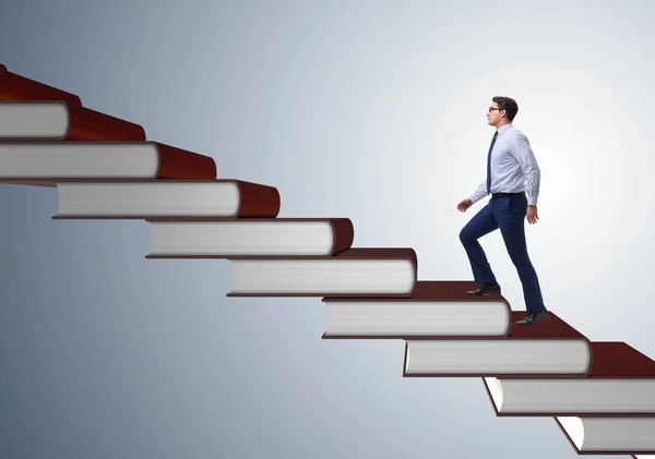 Estudante empresário subindo a escada de livros de educação — Fotografia de Stock