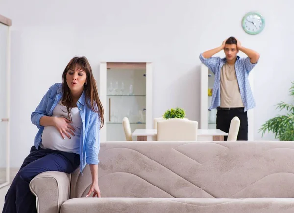 自宅で夫と妊娠中の女性 — ストック写真