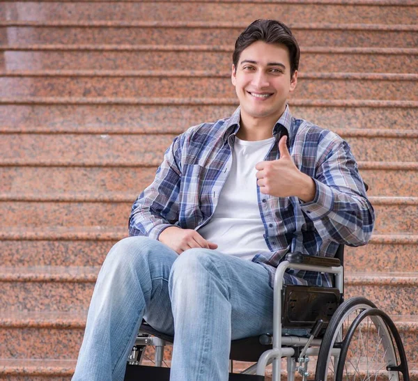 Людина з обмеженими можливостями на інвалідному візку має проблеми зі сходами — стокове фото