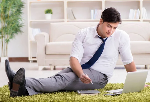 Ofiste yerde oturan işadamı.