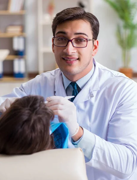 Dentiste visiteur patient pour un contrôle et un remplissage réguliers — Photo