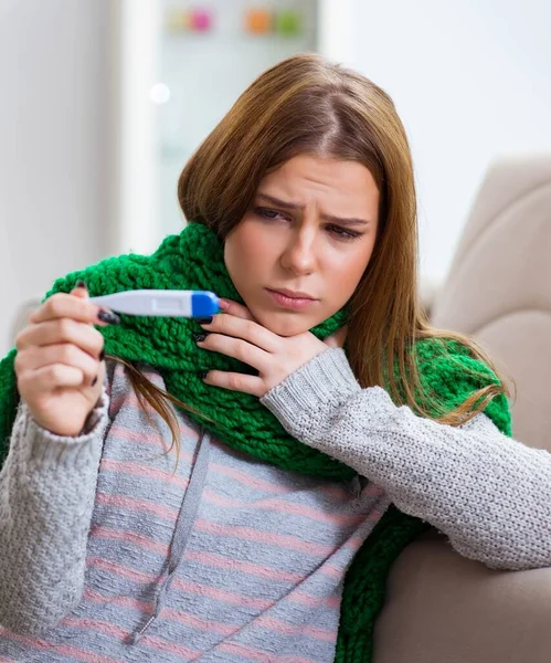 Kranke Frau leidet zu Hause an Grippe — Stockfoto