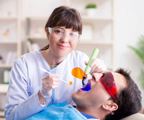 Dentiste visiteur patient pour un contrôle et un remplissage réguliers — Photo