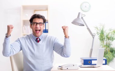 Masada çalışan yakışıklı bir işadamı.