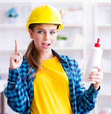 Evde resim yapan genç kadın.