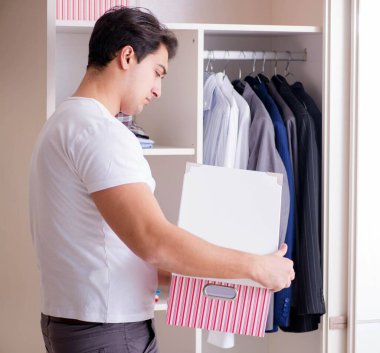 Genç işadamı iş için giyiniyor.