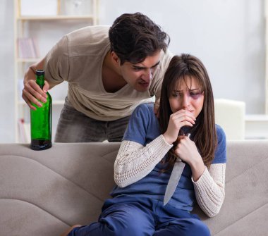 Çaresiz eş kocasını öldürmeye çalışıyor.