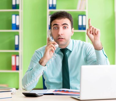 Ofiste çalışan erkek finans müdürü.